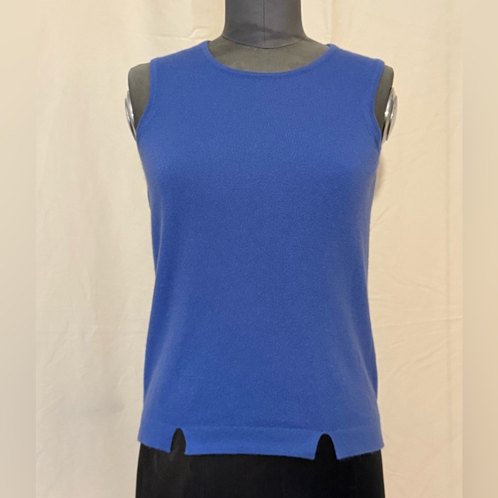 Malo 100% Cashmere sleeveless knit top made in Italy. Periwinkle blue.